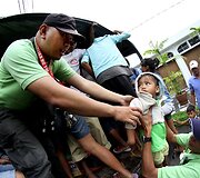 Filipinų gyventojai ruo&scaron;iasi atremti taifūną Hagupit 2014 m. gruodžio 06 d. 