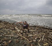 Filipinų gyventojai ruo&scaron;iasi atremti taifūną Hagupit 2014 m. gruodžio 06 d. 
