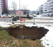 Po vandentiekio avarijos Santari&scaron;kėse atsivėrė smegduobė