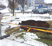 Po vandentiekio avarijos Santari&scaron;kėse atsivėrė smegduobė