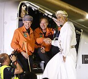 &bdquo;Solar Impulse 2&ldquo; ir pilotai Bertrandas Piccardas ir Andre Borschbergas su Omano sultono patarėju Sayyidu Shihabu bin Tariq al-Saidu.