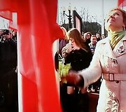 Vilniaus Luki&scaron;kių aik&scaron;tėje i&scaron;kelta didžiulė istorinė Vyčio vėliava 2015 m. kovo 11 d. 