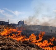 Gaisras &scaron;alia automagistralės Vilnius-Kaunas, ties &bdquo;Tvirtovės&ldquo; užeiga 2015 m. kovo 18 d. 