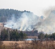 Gaisras &scaron;alia automagistralės Vilnius-Kaunas, ties &bdquo;Tvirtovės&ldquo; užeiga 2015 m. kovo 18 d. 