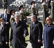 Ukrainos prezidentas Petro Poro&scaron;enka su žmona Marina (kairėje) ir Lenkijos prezidentu Bronislavu Komorowskiu bei Anna Komarowska aplankė lenkų, i&scaron;žudytų Raudonosios armijos 1937-1940 m., masinę kapavietę