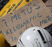 Sutuoktiniai suomis Denas ir ispanė Lola keliauja po pasaulį motociklais 