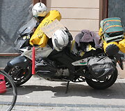 Sutuoktiniai suomis Denas ir ispanė Lola keliauja po pasaulį motociklais 