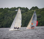 Tradicinė žurnalistų regata Kauno mariose, pirmasis etapas, 15min komanda (kairėje)