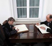 Lietuvos delegacija pagerbė L.Kaczynskio atminimą