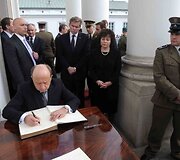 Lietuvos delegacija pagerbė L.Kaczynskio atminimą
