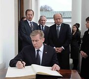 Lietuvos delegacija pagerbė L.Kaczynskio atminimą