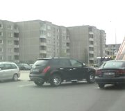 Yalin Mey Polujanskas automobilį stato skersą