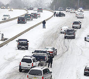 Žiemos stichija pasaulio keliuose