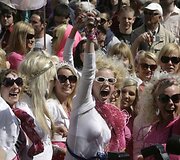 Blondinių paradas Rygoje