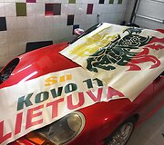 Kovo 11-ąją vilniečius stebino prabangus &bdquo;Mercedes&ldquo; su Vyčiu