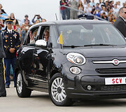 Popiežių Pranci&scaron;kų Niujorke vežiojęs &bdquo;Fiat&ldquo; parduodamas aukcione