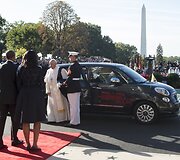 Popiežių Pranci&scaron;kų Niujorke vežiojęs &bdquo;Fiat&ldquo; parduodamas aukcione