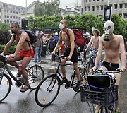 Nuogas protestas Briuselyje