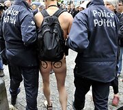 Nuogas protestas Briuselyje
