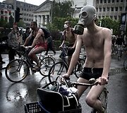 Nuogas protestas Briuselyje