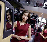Pekino automobilių parodą puo&scaron;ia merginos