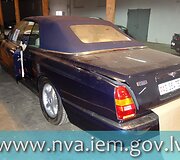 Latvijos URM aukcione parduoda i&scaron; nusikaltėlių konfiskuotą kabrioletą &bdquo;Bentley Azure&ldquo;.