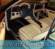 Latvijos URM aukcione parduoda i&scaron; nusikaltėlių konfiskuotą kabrioletą &bdquo;Bentley Azure&ldquo;.