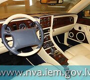 Latvijos URM aukcione parduoda i&scaron; nusikaltėlių konfiskuotą kabrioletą &bdquo;Bentley Azure&ldquo;.