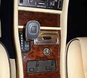 Latvijos URM aukcione parduoda i&scaron; nusikaltėlių konfiskuotą kabrioletą &bdquo;Bentley Azure&ldquo;.