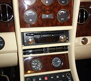 Latvijos URM aukcione parduoda i&scaron; nusikaltėlių konfiskuotą kabrioletą &bdquo;Bentley Azure&ldquo;.