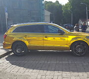 Auksinės spalvos &bdquo;Audi Q7&ldquo;