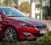 2000 km žygis i&scaron; Vilniaus į Paryžių su 30 metų senumo &bdquo;Peugeot 305&ldquo; ir naujuoju 308
