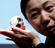 &bdquo;Toyota&ldquo; ketina pasiūlyti rinkoje puodelio dydžio &scaron;nekantį robotą vardu &bdquo;Kirobo Mini&ldquo;