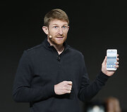 Brian Rakowski San Franciske pristato naujieji &bdquo;Google&ldquo; telefonai
