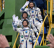 Amerikietis astronautas Shane'as Kimbrough ir rusai kosmonautai Sergejus Ryžikovas bei Andrejus Borisenka