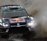  Sebastienas Ogier su &scaron;turmanu Julienu Ingrassia džiaugiasi pergale
