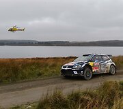  Sebastienas Ogier su &scaron;turmanu Julienu Ingrassia džiaugiasi pergale