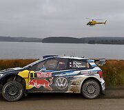  Sebastienas Ogier su &scaron;turmanu Julienu Ingrassia džiaugiasi pergale