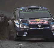  Sebastienas Ogier su &scaron;turmanu Julienu Ingrassia džiaugiasi pergale