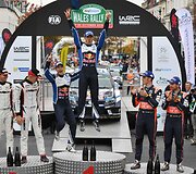  Sebastienas Ogier su &scaron;turmanu Julienu Ingrassia džiaugiasi pergale