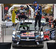  Sebastienas Ogier su &scaron;turmanu Julienu Ingrassia džiaugiasi pergale
