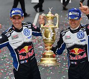  Sebastienas Ogier su &scaron;turmanu Julienu Ingrassia džiaugiasi pergale