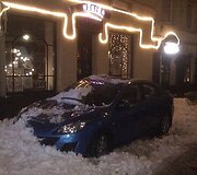 Sniegas Vilniaus centre užgriuvo automobilį