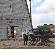 Prie&scaron;gaisrinis, rankinis siurblys &Scaron;iaulių &bdquo;Au&scaron;ros&ldquo; muziejaus Žaliūkių malūno dienose. Fot. B. Luko&scaron;iūtė, 2011 m. birželis, Fot. i&scaron; &Scaron;iaulių &bdquo;Au&scaron;ros&ldquo; muziejaus rinkinių.