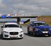 Lenktynių &bdquo;Rescue car&ldquo; oficialiai tituluojamas &bdquo;Jaguar F-Pace&ldquo;, o &bdquo;Safety car&ldquo; &ndash; &bdquo;Jaguar XF&ldquo;