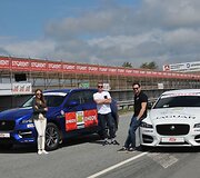 Lenktynių &bdquo;Rescue car&ldquo; oficialiai tituluojamas &bdquo;Jaguar F-Pace&ldquo;, o &bdquo;Safety car&ldquo; &ndash; &bdquo;Jaguar XF&ldquo;