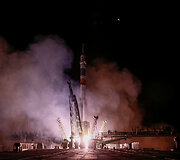 Raketa &bdquo;Sojuz&ldquo;, kuria skrido Aleksandras Misurkinas i&scaron; &bdquo;Roskosmos&ldquo;, pirmą kartą į kosmosą i&scaron;skridęs NASA astronautas Markas Vande Hei ir jo kolega veteranas Joe Acaba