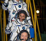 Raketa &bdquo;Sojuz&ldquo;, kuria skrido Aleksandras Misurkinas i&scaron; &bdquo;Roskosmos&ldquo;, pirmą kartą į kosmosą i&scaron;skridęs NASA astronautas Markas Vande Hei ir jo kolega veteranas Joe Acaba