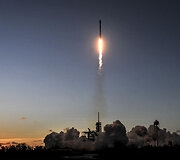 &bdquo;SpaceX&ldquo; sėkmingai paleido ir nutupdė jau panaudotą raketą