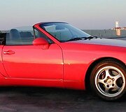 Porsche 968 žibintai nebuvo i&scaron; tikrųjų paslepiami &ndash; jie tiesiog atsilenkdavo atgal ir įsiliedavo į automobilio kapoto siluetą. (Atlant, Wikimedia(CC BY 2.5)